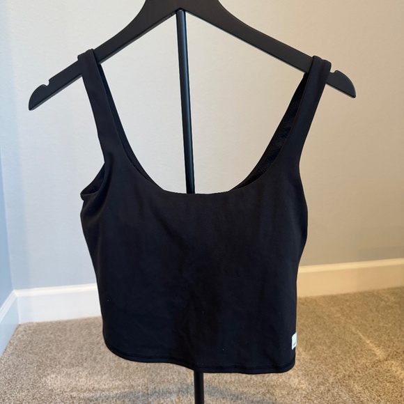 Vuori Daily Crop Black in Size Medium - Picture 3 of 4
